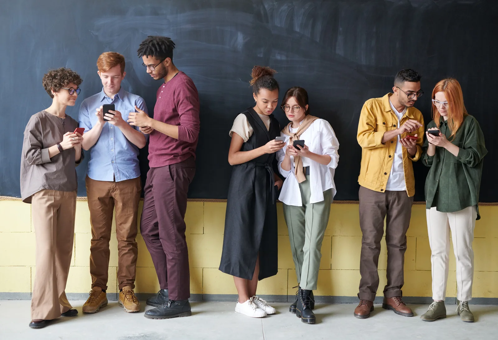 Social media in Svizzera: uso e protezione dati: Il 91% dei giovani tra 12 e 19 anni usa i social ogni giorno o più volte a settimana.; La LPD e l'OPDa regolano il trattamento dei dati personali con trasparenza e proporzionalità.; Il 94% degli svizzeri ritiene che i minori debbano essere meglio protetti sui social.