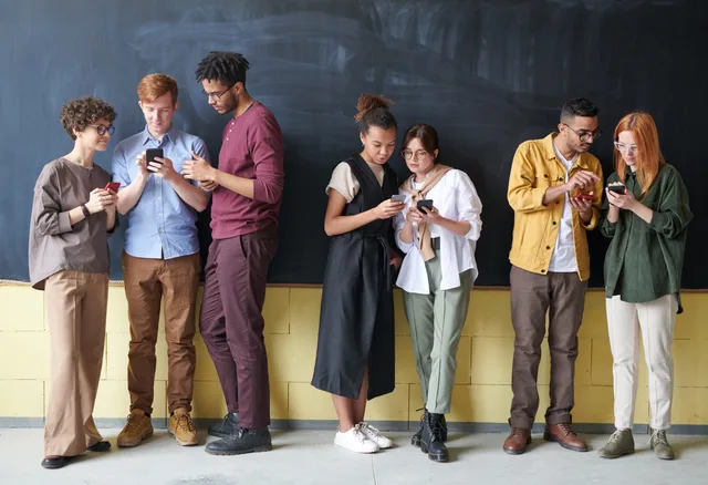 Social media in Svizzera: uso e protezione dati: Il 91% dei giovani tra 12 e 19 anni usa i social ogni giorno o più volte a settimana.; La LPD e l'OPDa regolano il trattamento dei dati personali con trasparenza e proporzionalità.; Il 94% degli svizzeri ritiene che i minori debbano essere meglio protetti sui social. Social Media in der Schweiz: Präsenz, Community und Datenschutz